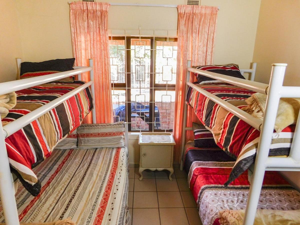 Mama Mia Cottages Oslo Beach Port Shepstone Exterior photo